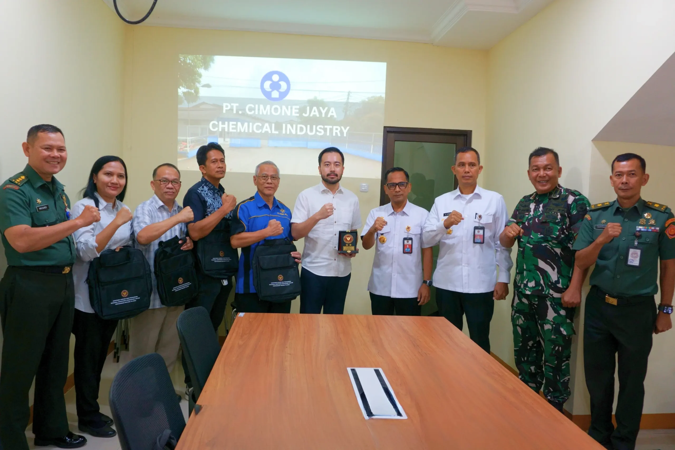 Perwakilan PT Cimone Jaya Chemical Industry berjabat tangan dengan Direktur SDAB Ditjen Pothan Kemhan RI Brigjen TNI Wirawan Yanuartono